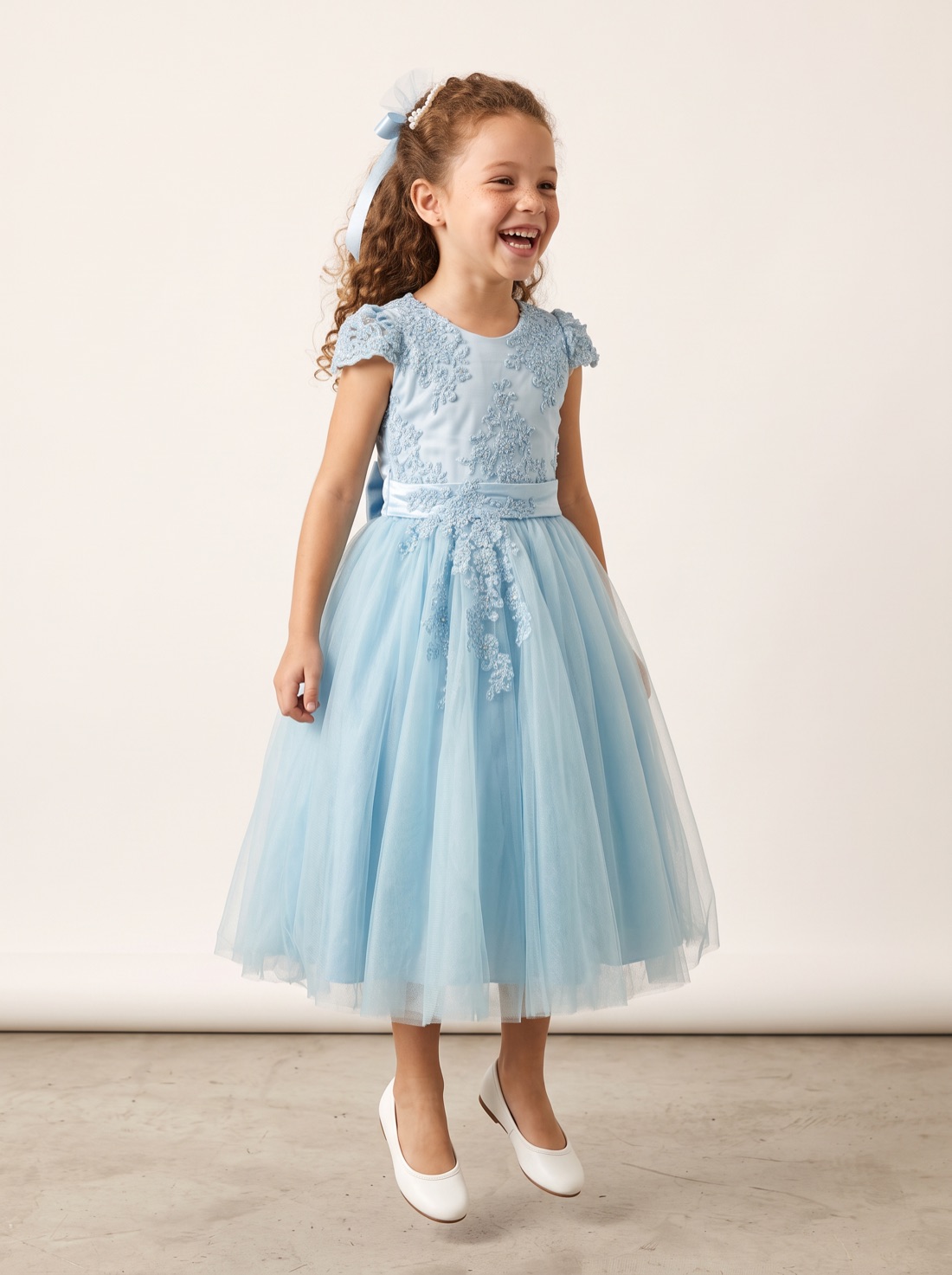 Menina com vestido azul-claro de renda e tule