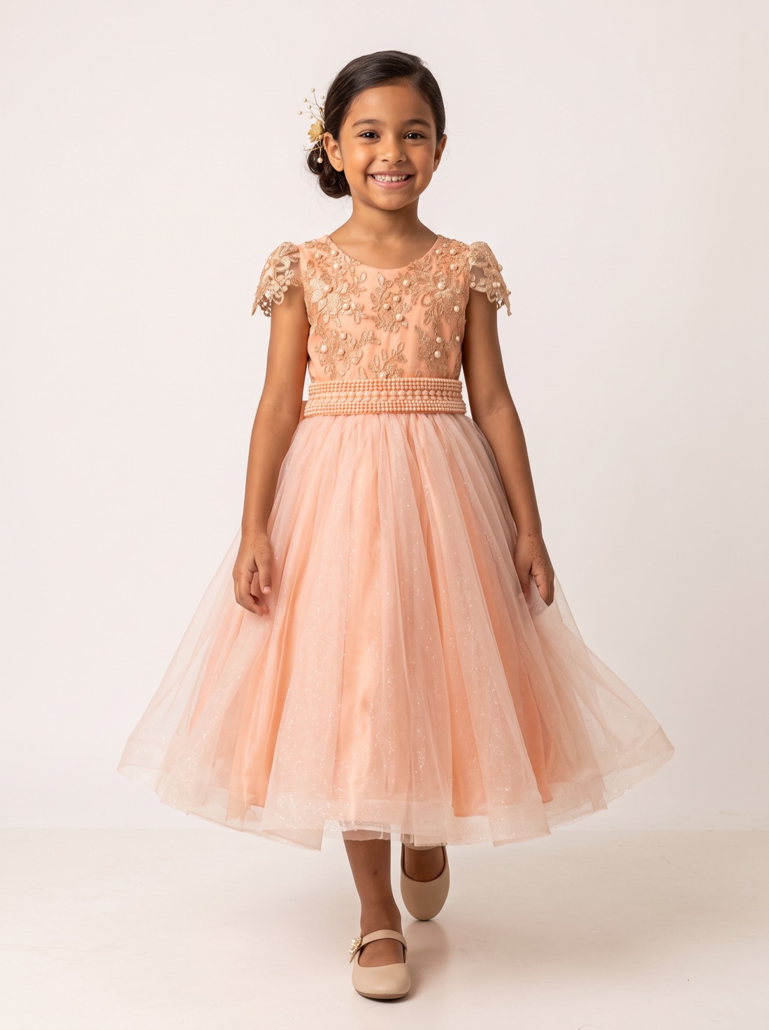 Menina com vestido pêssego bordado com pérolas