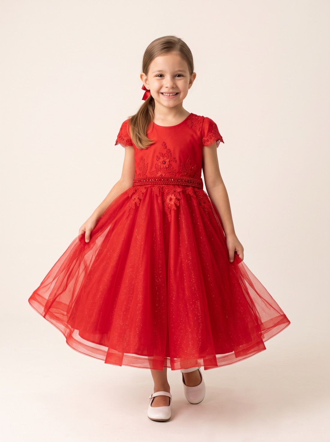 Menina com vestido vermelho de renda e tule