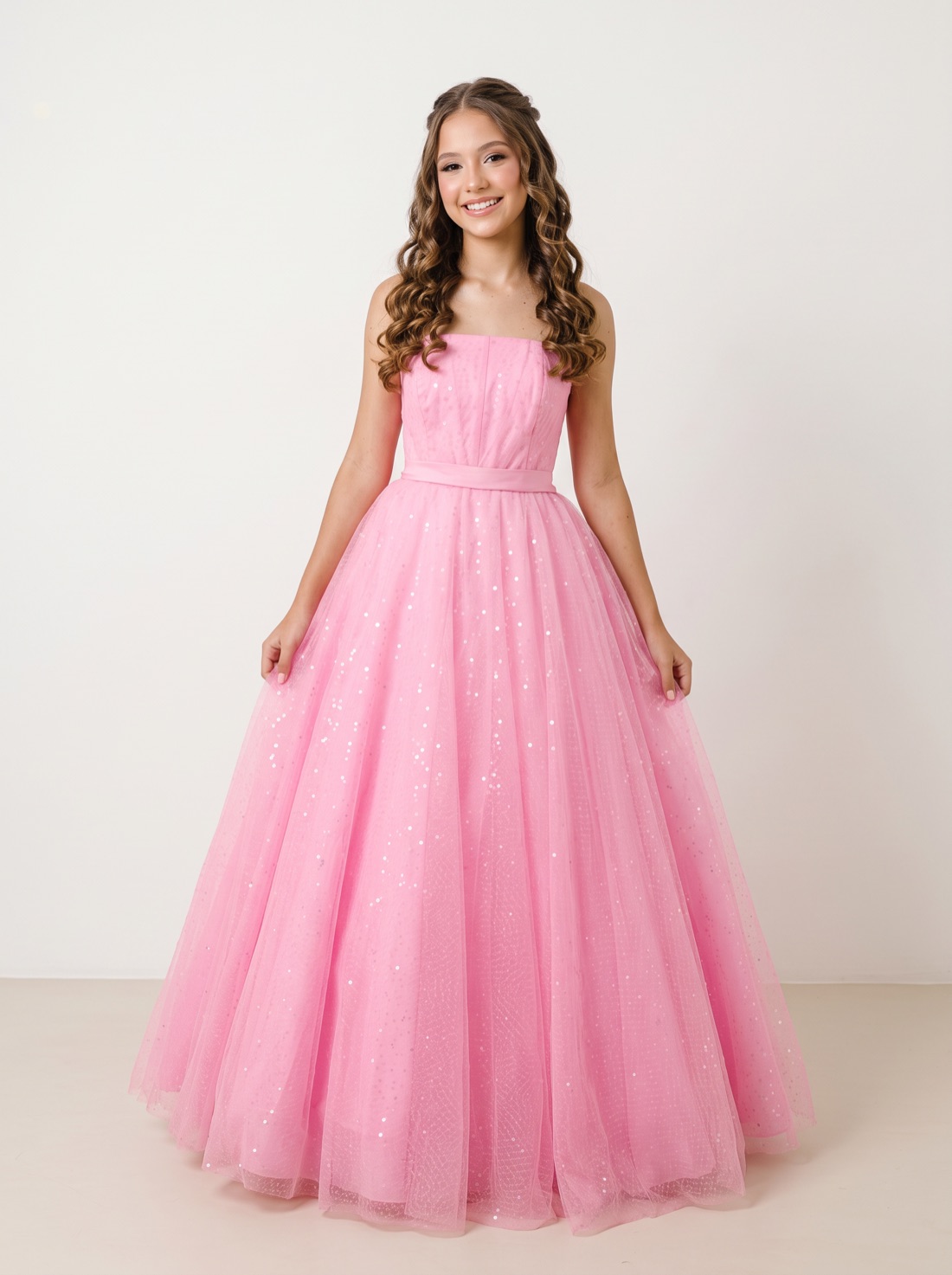 Debutante com vestido rosa tomara que caia de tule com paetês