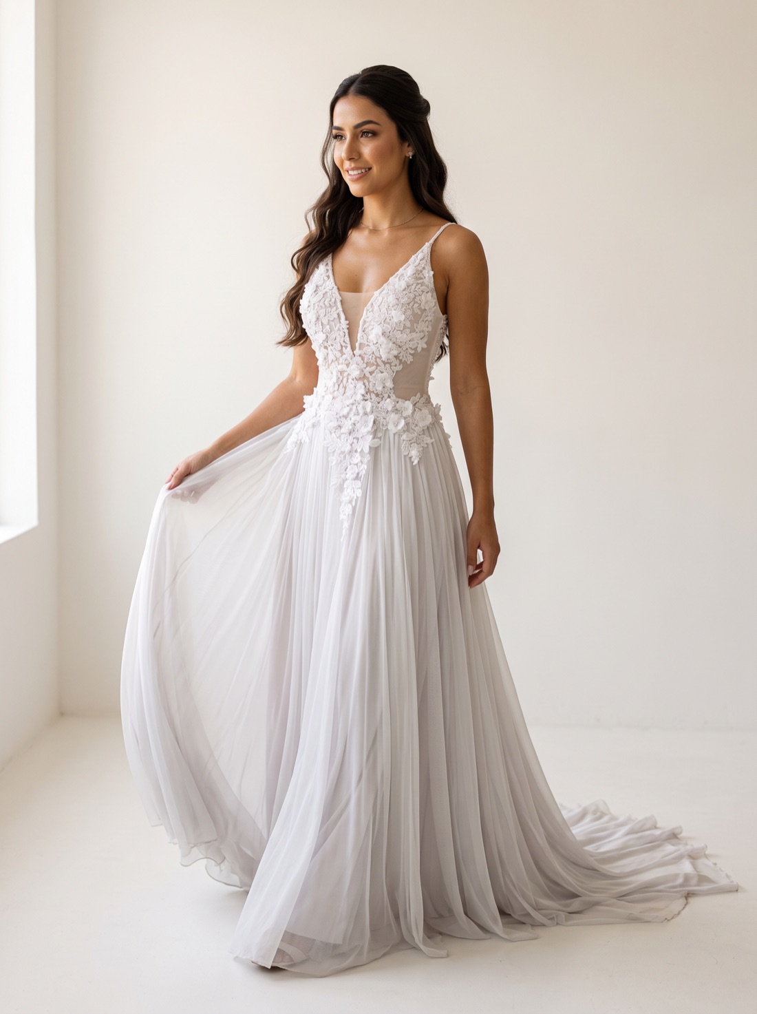 Noiva com vestido de flores em relevo e saia de tule fluida