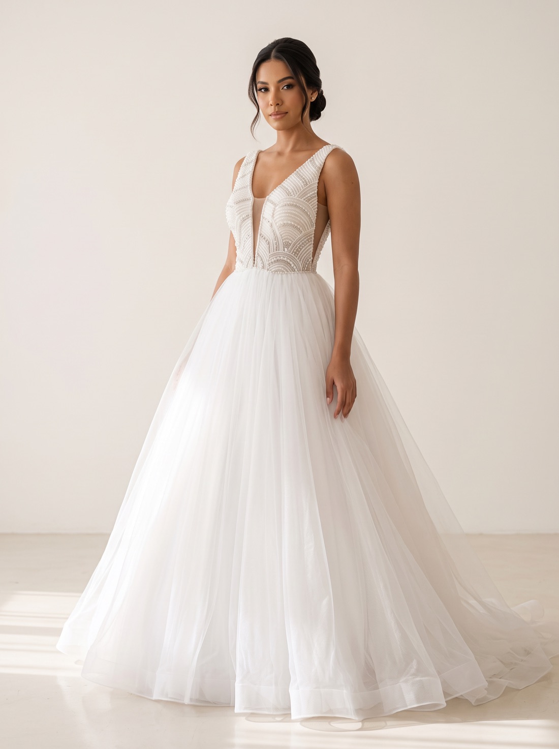 Noiva com vestido de decote em V bordado com pérolas e saia de tule