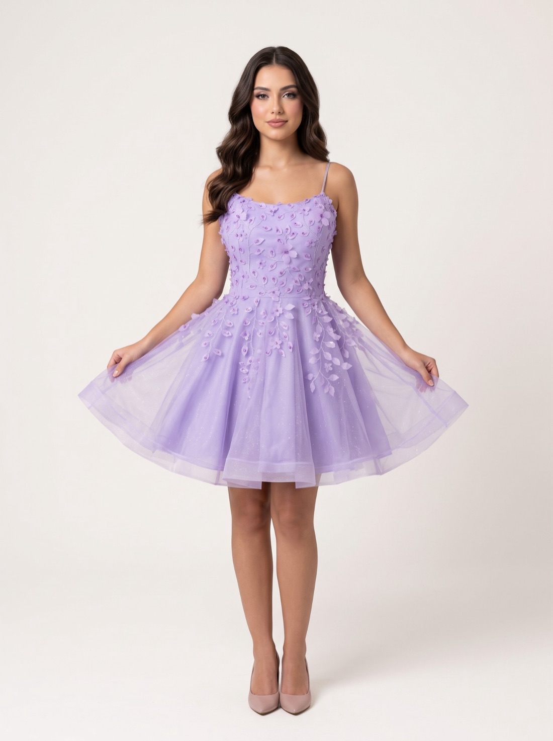 Debutante com vestido curto lilás com flores em relevo