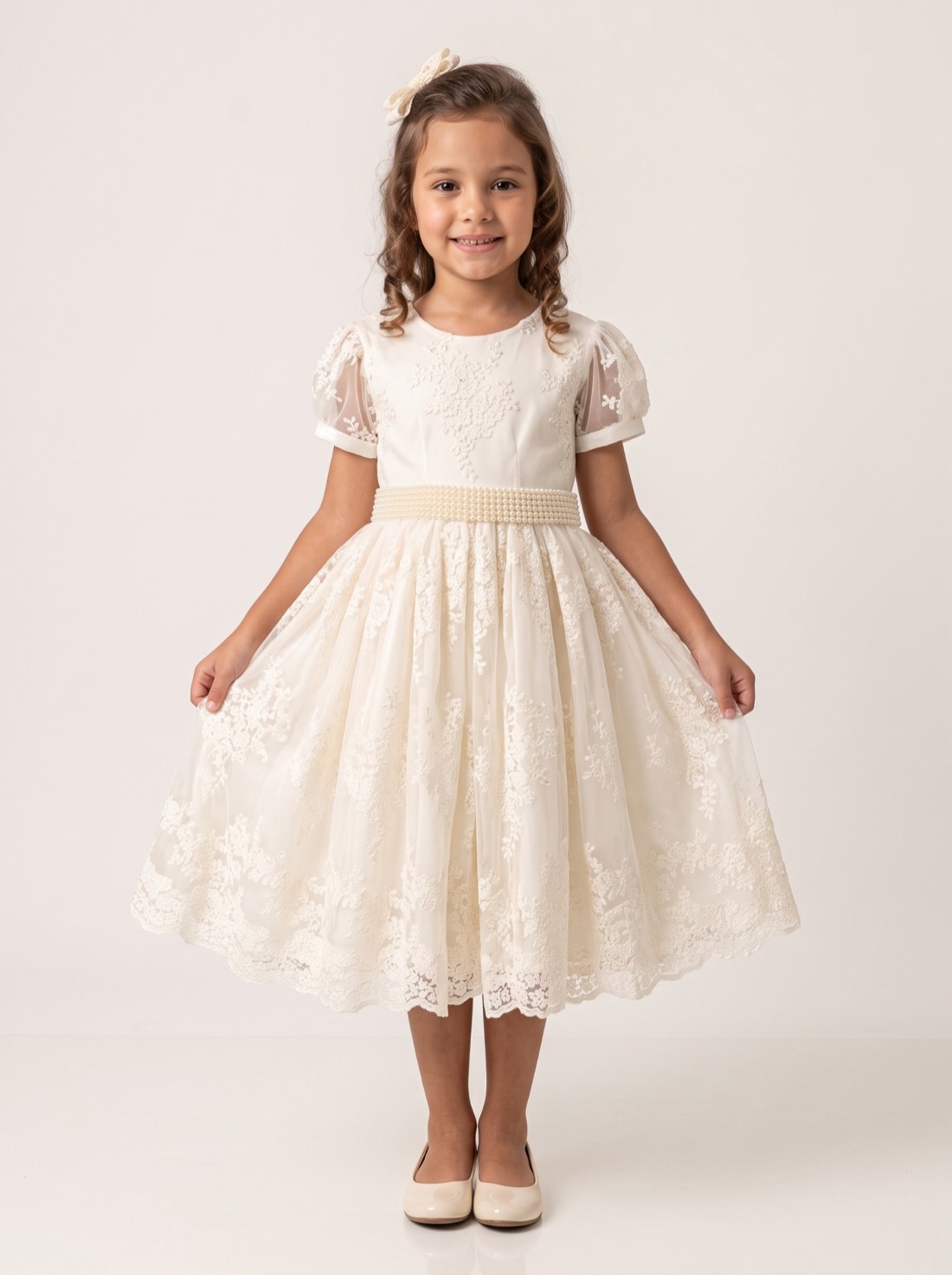 Menina com vestido marfim todo em renda