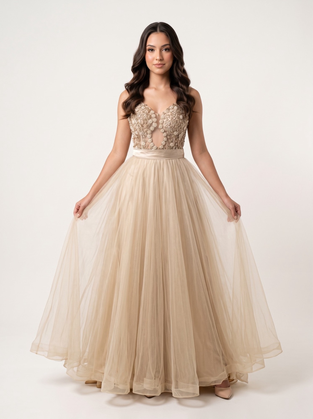 Vestido de debutante champanhe com corpete bordado e saia de tule