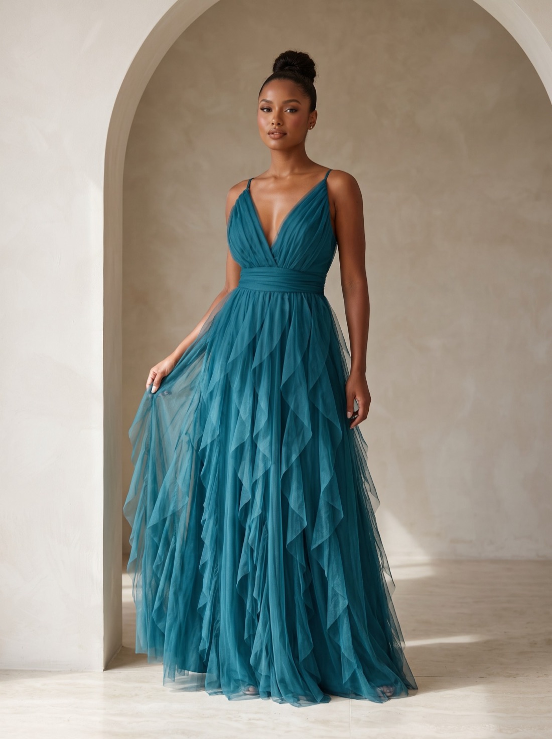 Vestido longo azul-petróleo de tule com babados