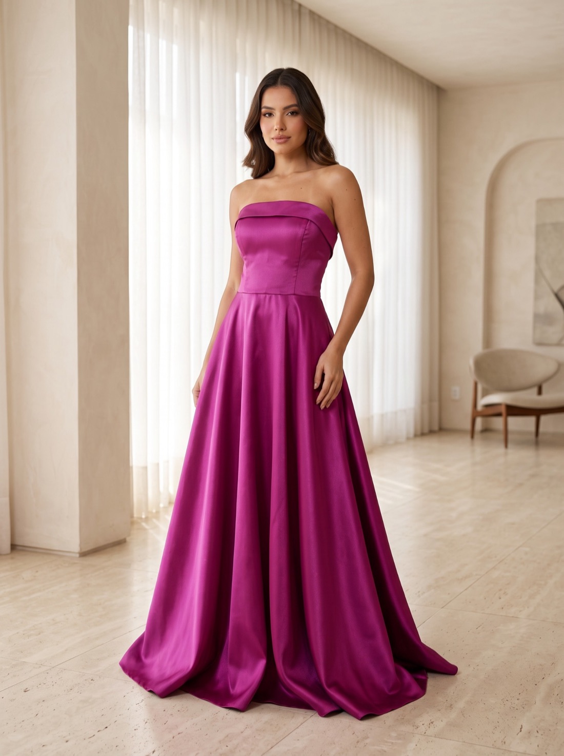 Vestido longo magenta de cetim, tomara que caia, com saia ampla