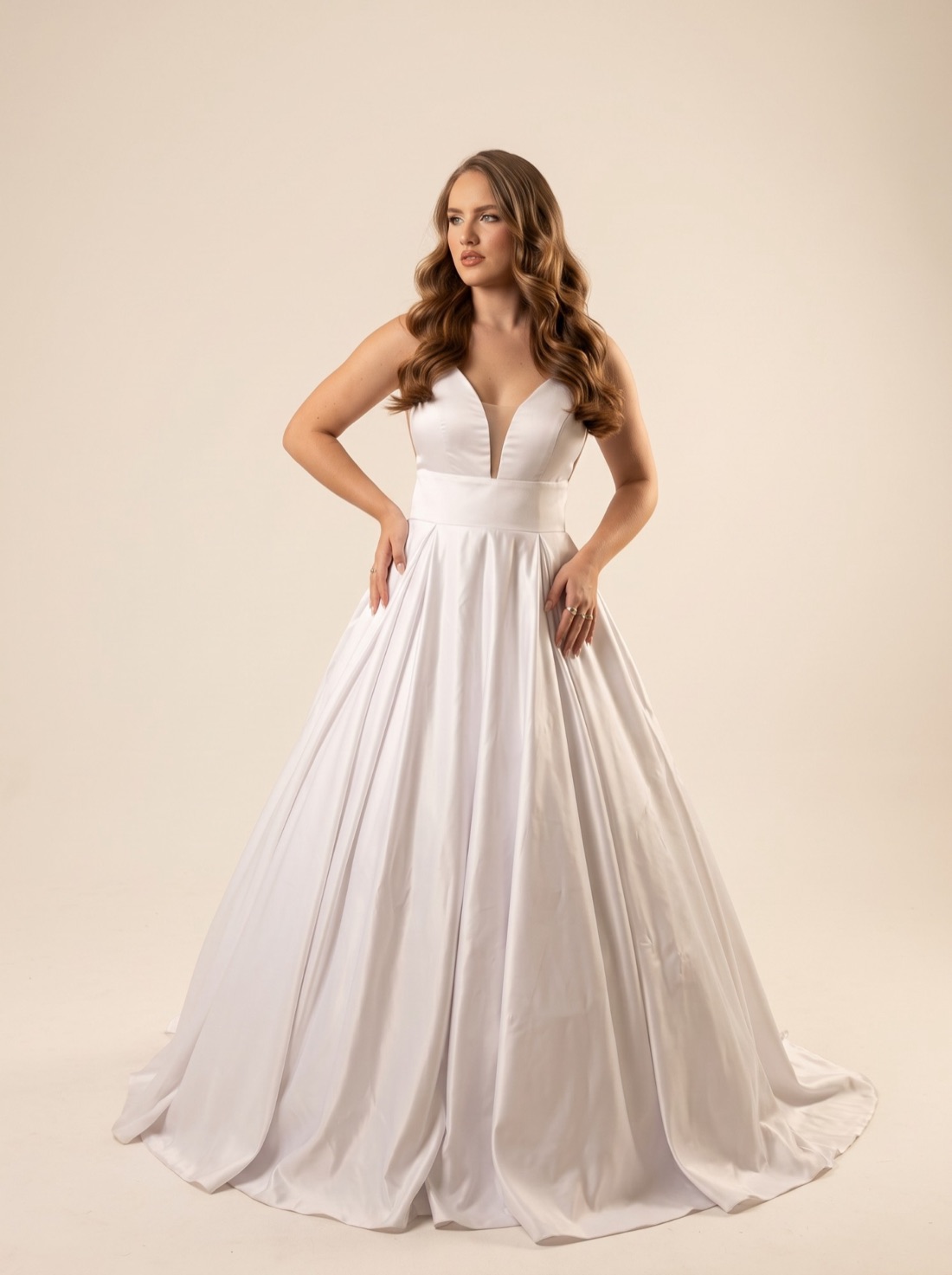 Noiva com vestido princesa de cetim e decote em V