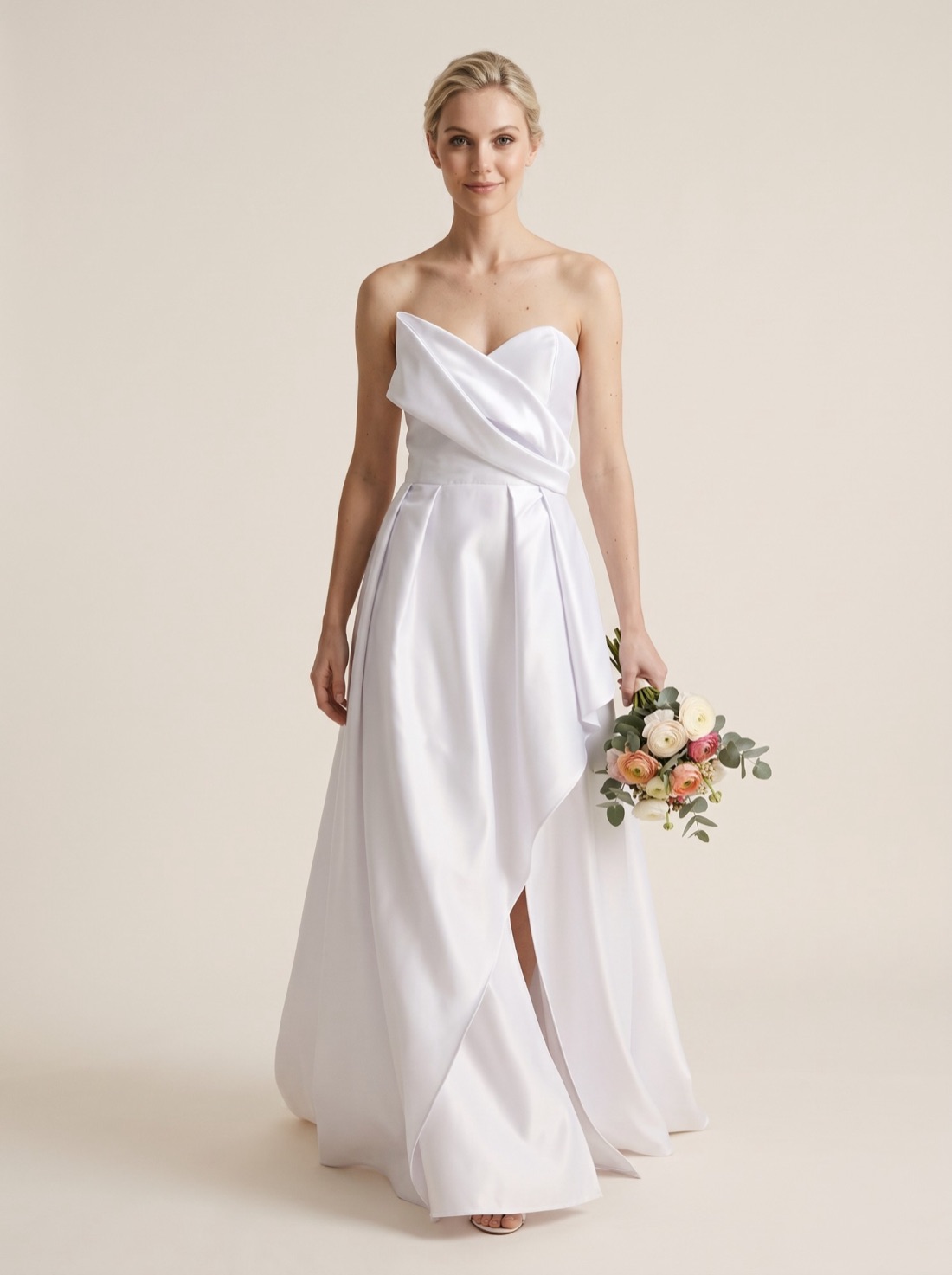 Noiva com vestido de cetim drapeado com fenda