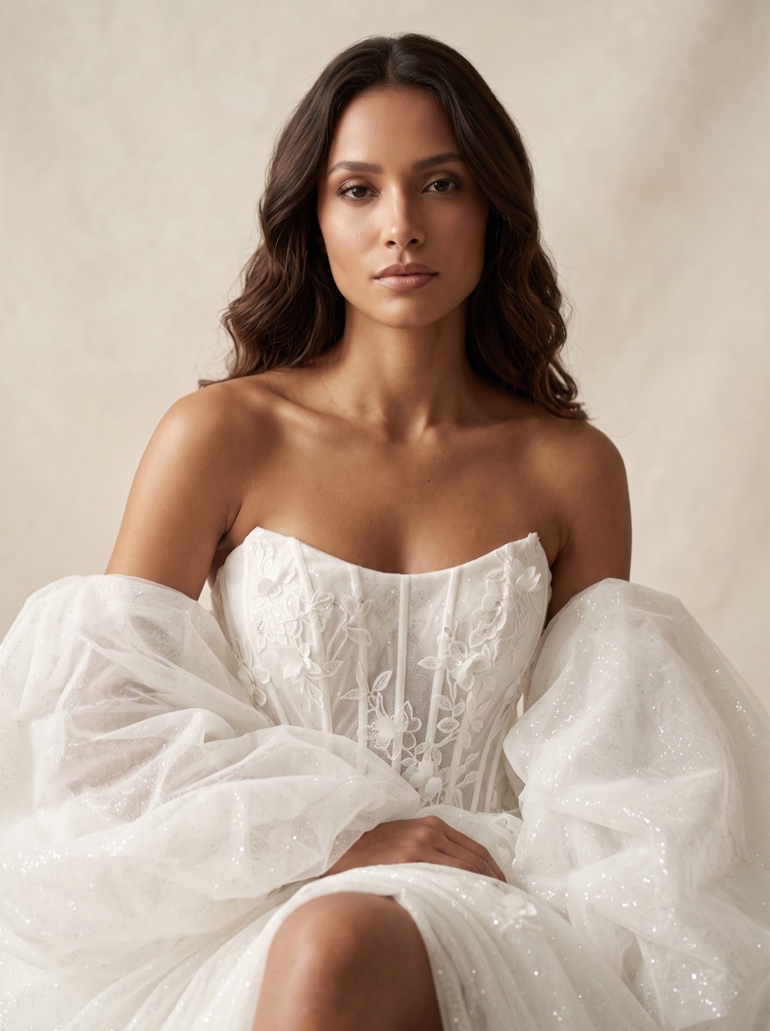 Noiva com corpete de renda floral e mangas bufantes de tule